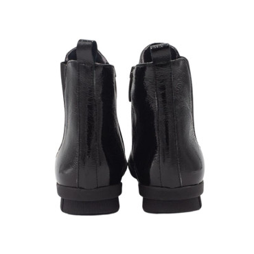 BOTIN CON CUÑA DE GOMAS Y CREMALLERAS DE CHAROL NEGRO