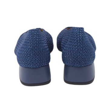 SALON DE CROCHET CON TACON BAJO AZUL