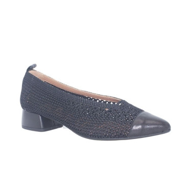 SALON DE CROCHET CON TACON BAJO Y PUNTERA NEGRO