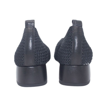 SALON DE CROCHET CON TACON BAJO Y PUNTERA NEGRO