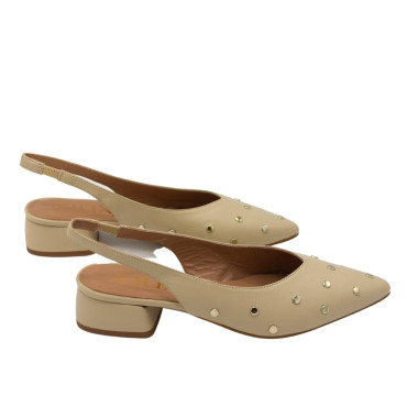 ZAPATO CON TACÓN BAJO DESTALONADO CON TACHUELAS BEIGE