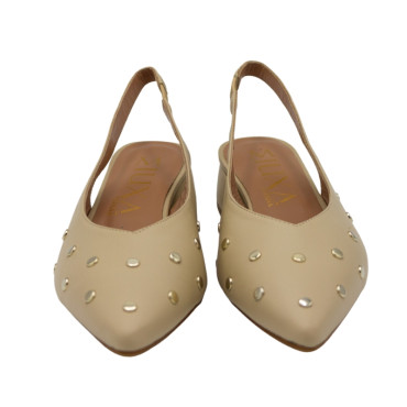 ZAPATO CON TACÓN BAJO DESTALONADO CON TACHUELAS BEIGE