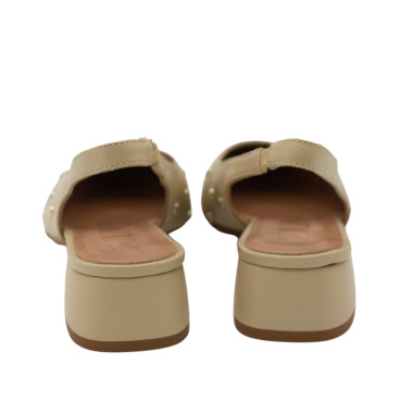 ZAPATO CON TACÓN BAJO DESTALONADO CON TACHUELAS BEIGE