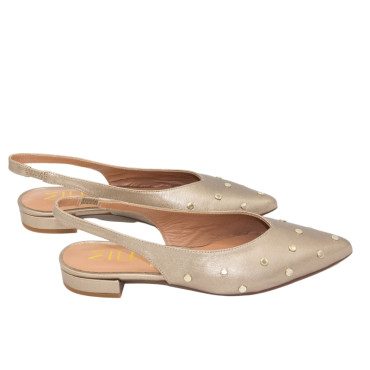 ZAPATO PLANO DESTALONADO CON TACHUELAS ORO