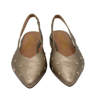 ZAPATO PLANO DESTALONADO CON TACHUELAS ORO