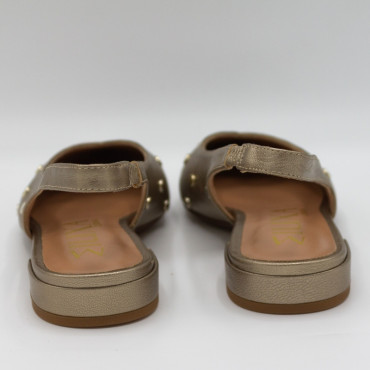 ZAPATO PLANO DESTALONADO CON TACHUELAS ORO