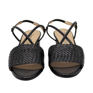 SANDALIA DE PIEL TRENZADA CON TACON NEGRA