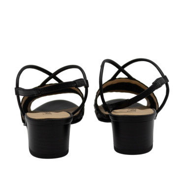 SANDALIA DE PIEL TRENZADA CON TACON NEGRA