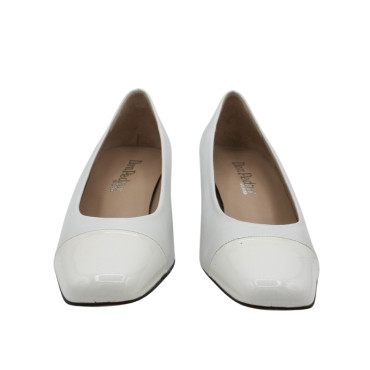 SALÓN CON PUNTERA CHAROL BLANCO