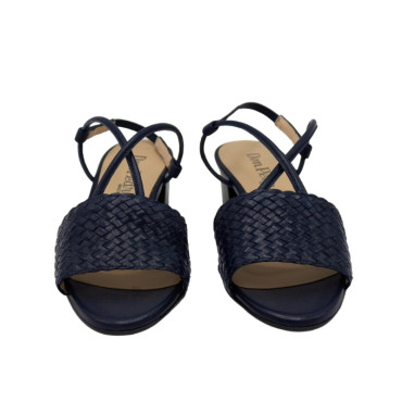 SANDALIA DE PIEL TRENZADA CON TACON AZUL