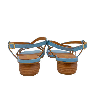 SANDALIA DE TIRAS PUNTA CUADRADA CELESTE