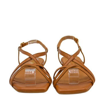 SANDALIA DE TIRAS PUNTA CUADRADA CUERO