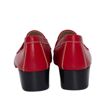 MOCASIN CON ANTIFAZ Y TACON ROJO