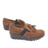 MOCASIN CON CUÑA Y BORLAS ANTE MARRON