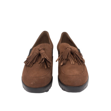MOCASIN CON CUÑA Y BORLAS ANTE MARRON