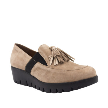 MOCASIN CON CUÑA Y BORLAS ANTE TOPO