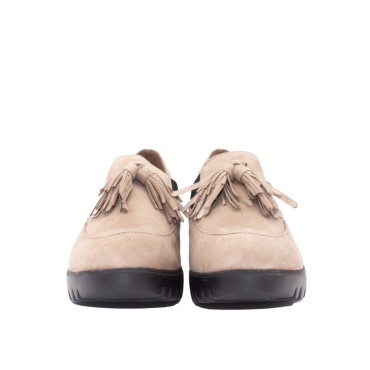 MOCASIN CON CUÑA Y BORLAS ANTE TOPO