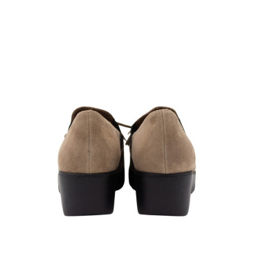 MOCASIN CON CUÑA Y BORLAS ANTE TOPO