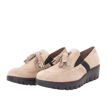 MOCASIN CON CUÑA Y BORLAS ANTE TOPO