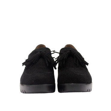 MOCASIN CON CUÑA Y BORLAS ANTE NEGRO