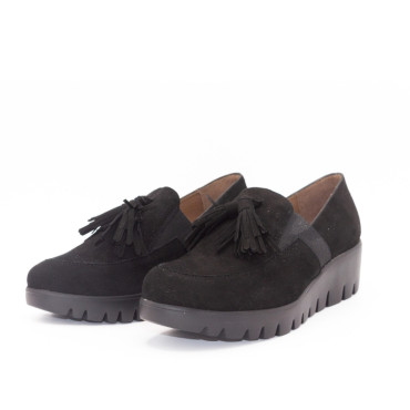 MOCASIN CON CUÑA Y BORLAS ANTE NEGRO