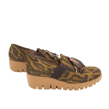 MOCASÍN CON CUÑA Y BORLAS ANTE LEOPARDO