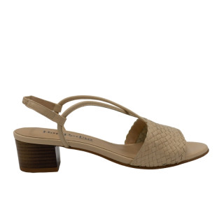 SANDALIA DE PIEL TRENZADA CON TACON BEIGE