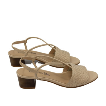 SANDALIA DE PIEL TRENZADA CON TACON BEIGE