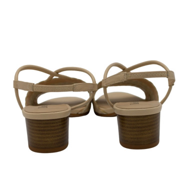 SANDALIA DE PIEL TRENZADA CON TACON BEIGE