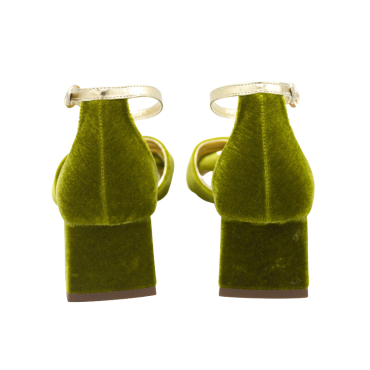 SANDALIA CON TIRAS CRUZADAS Y TACÓN BAJO VERDE