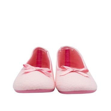ZAPATILLA CERRADA CON LAZO ROSA