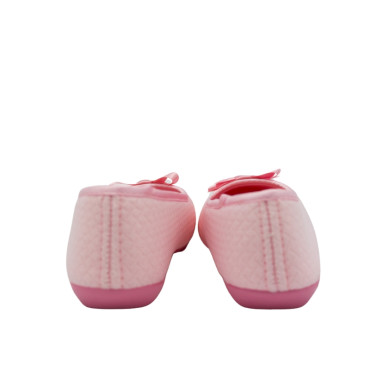 ZAPATILLA CERRADA CON LAZO ROSA