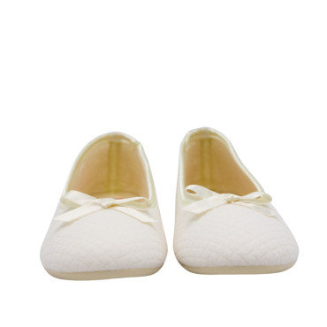 ZAPATILLA CERRADA CON LAZO BEIGE