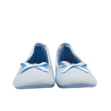 ZAPATILLA CERRADA CON LAZO CELESTE