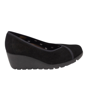 SALÓN CON CUÑA ANTE NEGRO