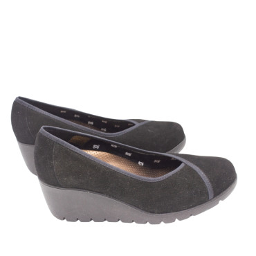 SALÓN CON CUÑA ANTE NEGRO