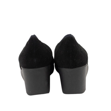 SALÓN CON CUÑA ANTE NEGRO