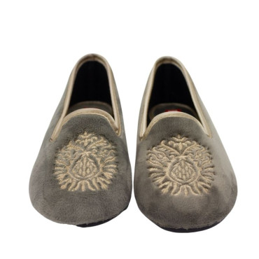 ZAPATILLA COPETE TERCIOPELO BORDADO GRIS