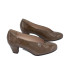 ZAPATO DE TACÓN CERRADO DE LADOS CHAROL TAUPE