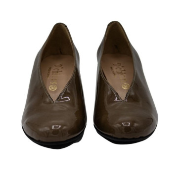 ZAPATO DE TACÓN CERRADO DE LADOS CHAROL TAUPE