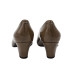 ZAPATO DE TACÓN CERRADO DE LADOS CHAROL TAUPE