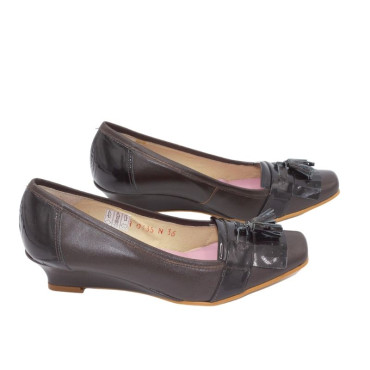 MOCASÍN CON CUÑA Y BORLAS MARRÓN