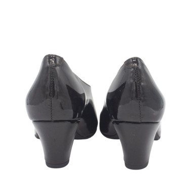 ZAPATO DE TACÓN CERRADO DE LADOS CHAROL MARRÓN