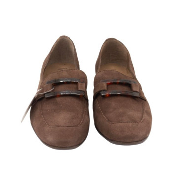 MOCASÍN CON ADORNO DE CAREY EN ANTE MARRÓN