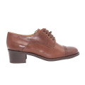 ZAPATOS CON CORDONES Y TACÓN MARRÓN