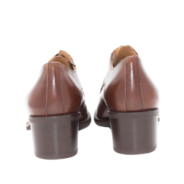ZAPATOS CON CORDONES Y TACÓN MARRÓN
