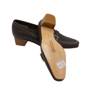 MOCASÍN CON HEBILLA Y TACÓN MARRÓN