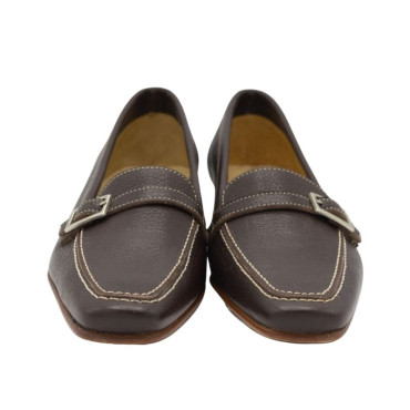 MOCASÍN CON HEBILLA Y TACÓN MARRÓN