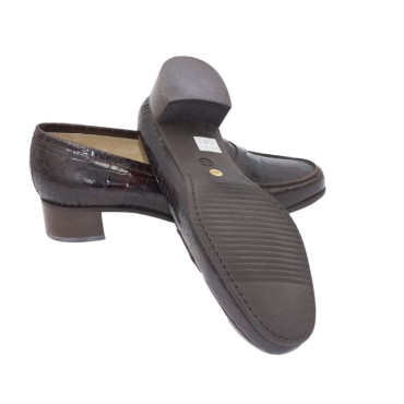 MOCASÍN CON ANTIFAZ Y TACÓN ESTAMPADO EN COCO MARRÓN