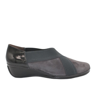ZAPATO CON GOMAS CRUZADAS ANTE Y CHAROL GRIS